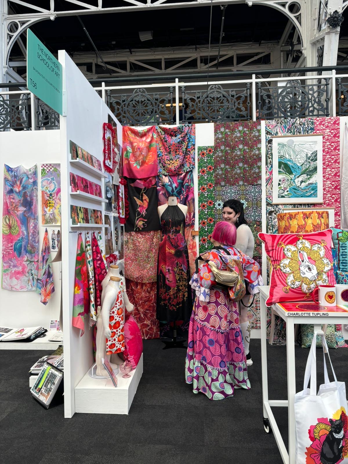 Student speaks with Designer Zandra Rhodes