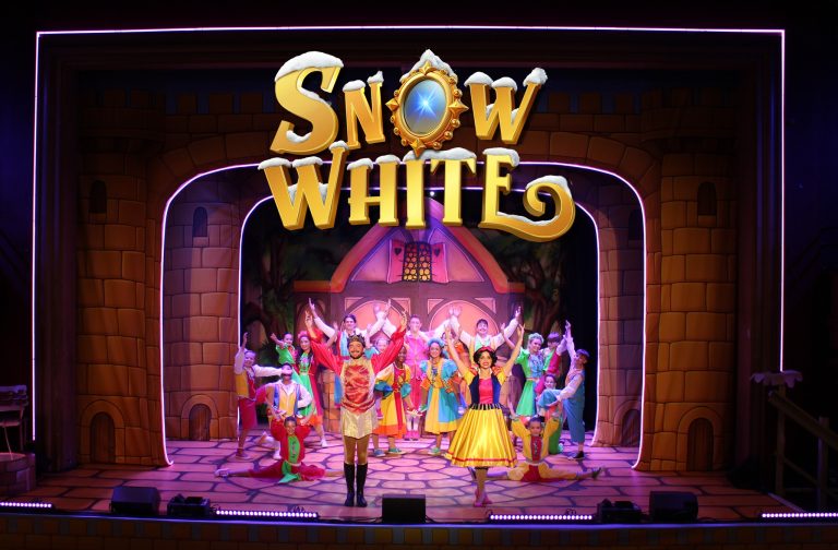 Snow White at Hartlepool Town Hall Theatre credit AJ Theatrical Productions