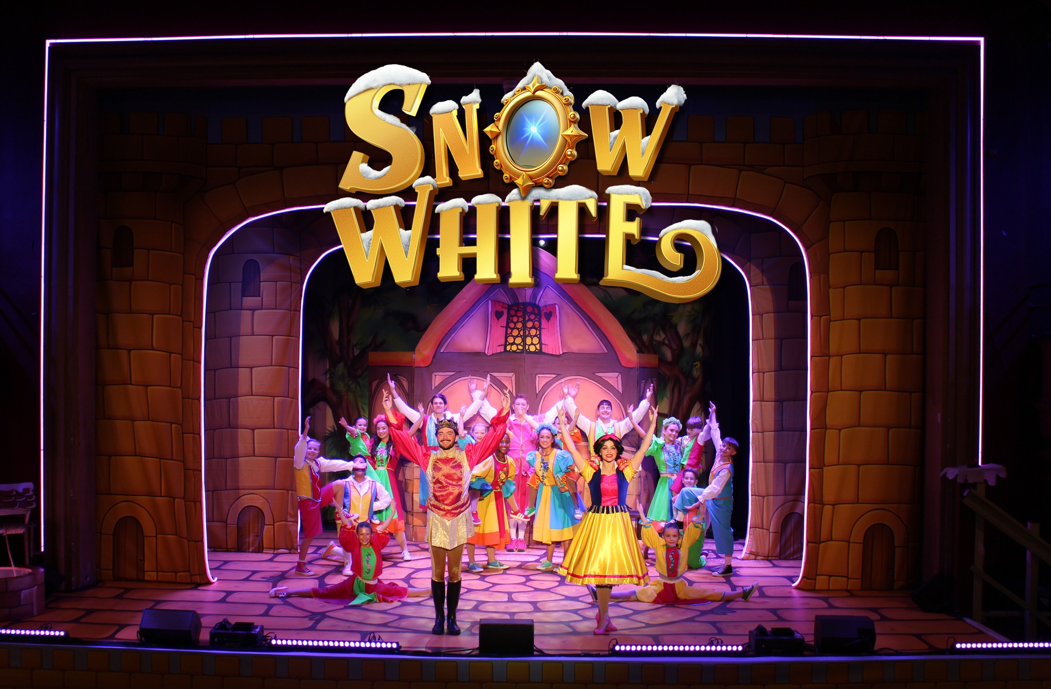 Snow White at Hartlepool Town Hall Theatre credit AJ Theatrical Productions