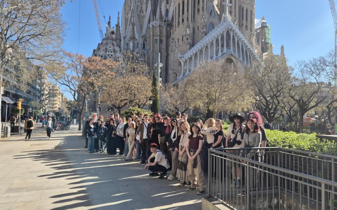 Greetings from Barcelona! College level students visit Barcelona’s famous cultural sites!